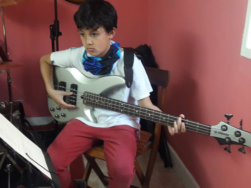 Alumno de bajo eléctrico